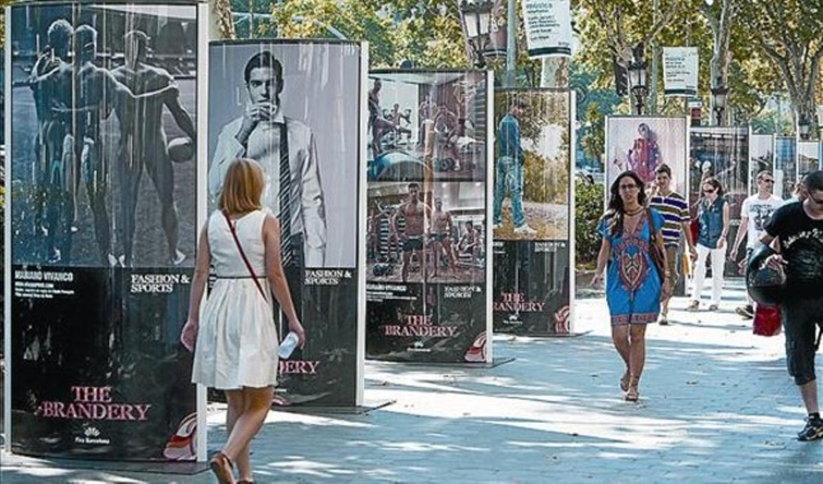 A dalt, el passeig de Gràcia, que exhibeix mig centenar de fotos gegants seleccionades de revistes, campanyes de publicitat i catàlegs de moda. A l’esquerra, imatge promocional de ’Second chance’.