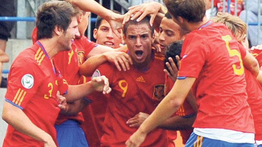 Rodrigo, en el centro, recibe la felicitación de sus compañeros tras marcar en la final del Europeo sub 19 ante Francia. // Efe