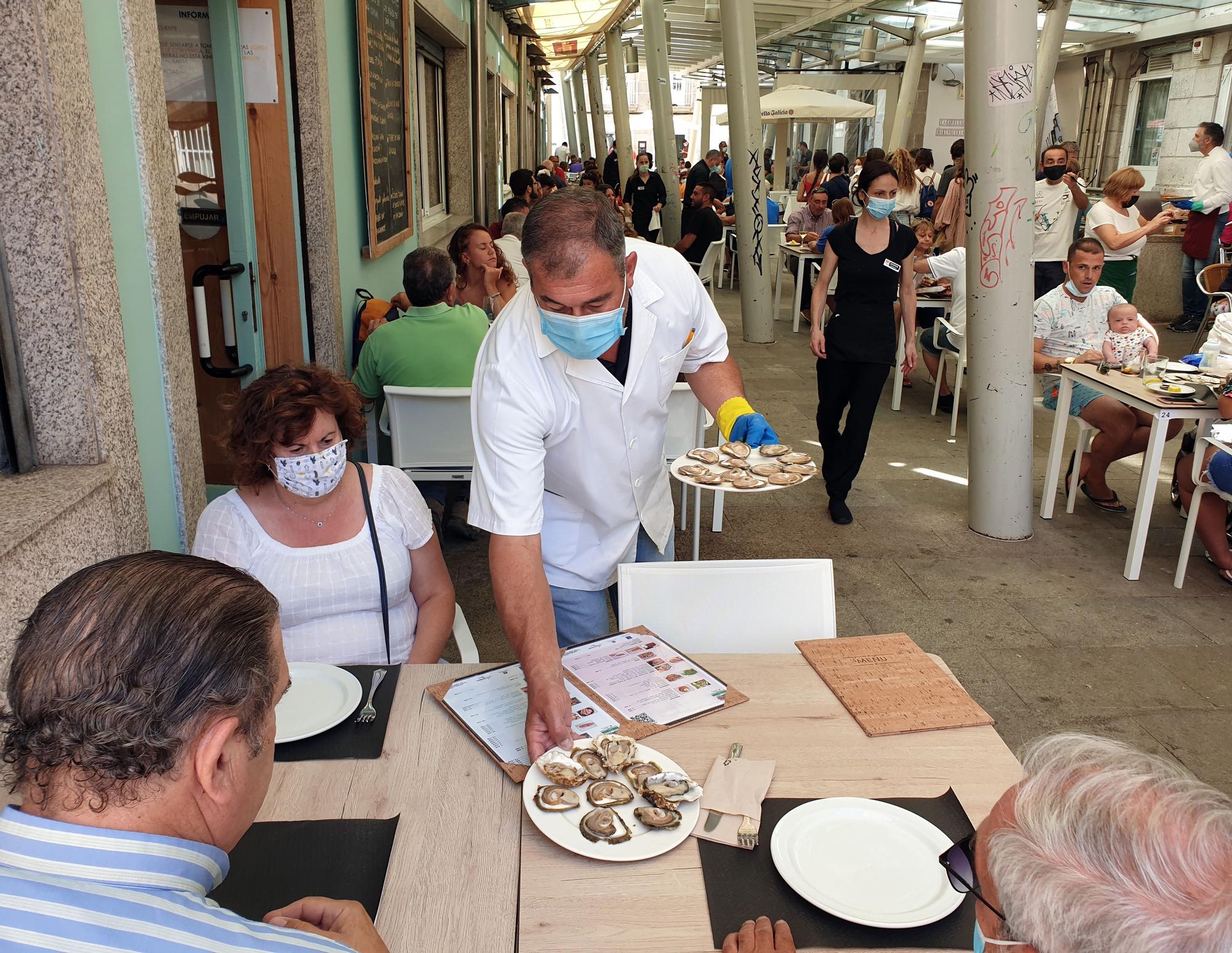 Los turistas disfrutan del sol y la gastronomía de Vigo