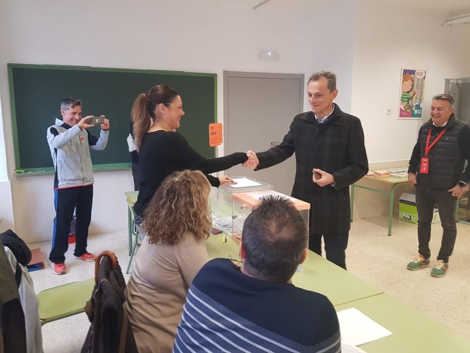 Pedro Duque votando en Xàbia.