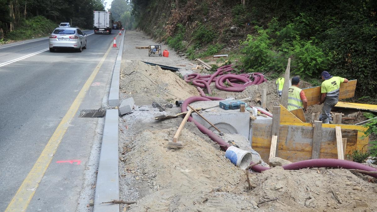 Las obras de la senda peatonal en la PO-551 entre Trasouto y A Portela.