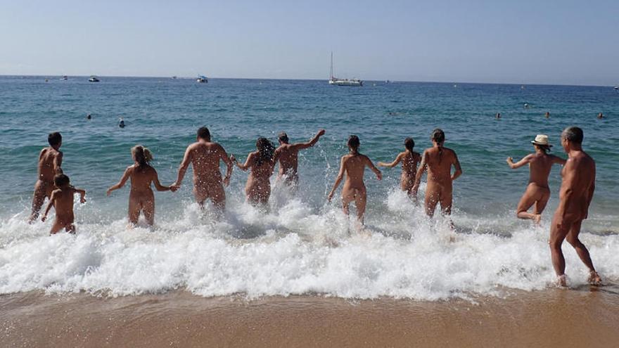 Reclamen més espai per fer nudisme a la platja de Castell de Palamós