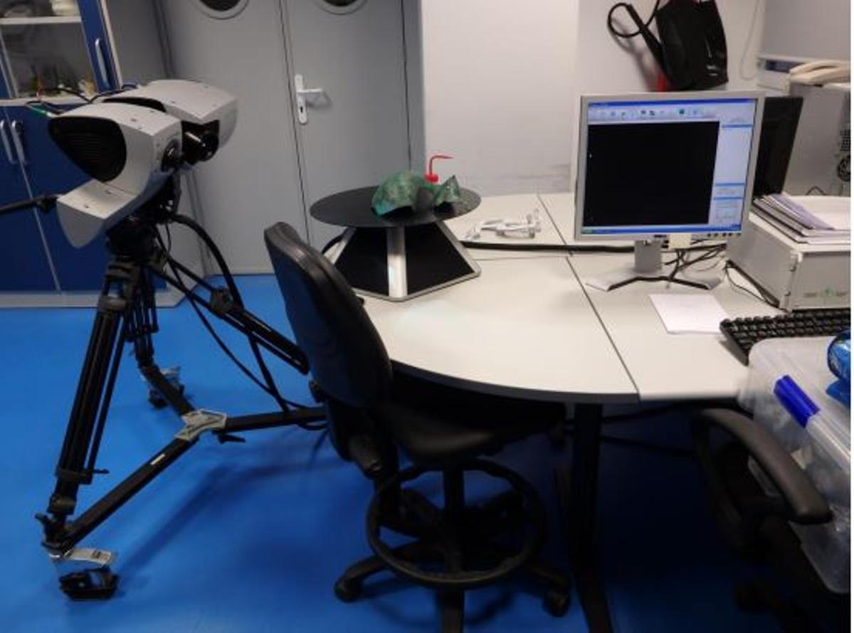 Labores de escaneado de la inscripción grabada sobre la situla o sitella de Carthago Nova, en el Laboratorio del Servicio de Apoyo a la Investigación Tecnológica (SAIT) de la Universidad Politécnica de Cartagena.