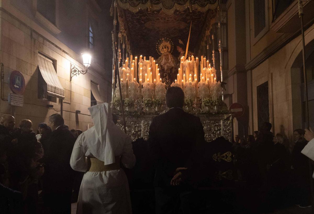 El frío no desluce las procesiones del Martes Santo en Alicante