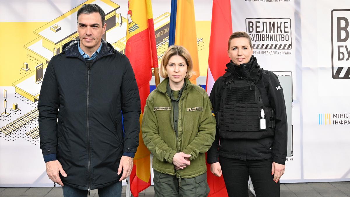 El presidente del Gobierno, Pedro Sánchez, ya está en Kiev junto a la primera ministra danesa.