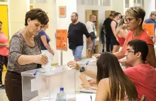 Menor afluencia de votantes con respecto a las municipales, pero el doble del voto por correo