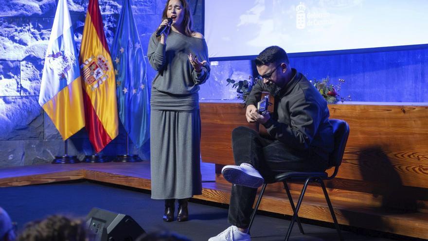 Un instante de la interpretación del nuevo villancico, ayer, en la sede tinerfeña de la Presidencia del Gobierno.
