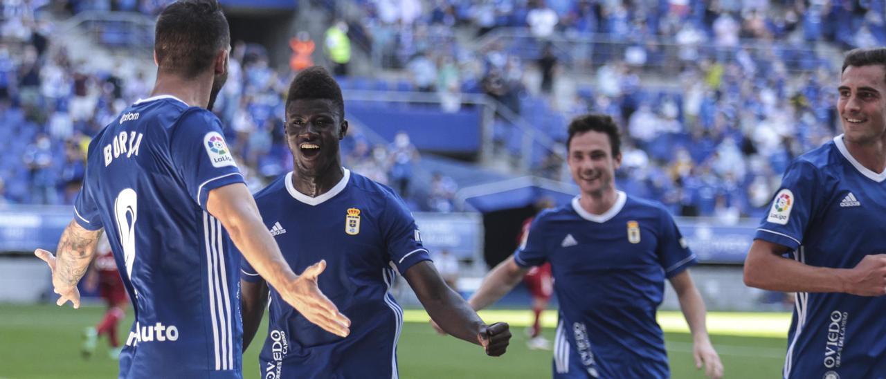 Los jugadores del Langreo celebran un gol en el Tartiere