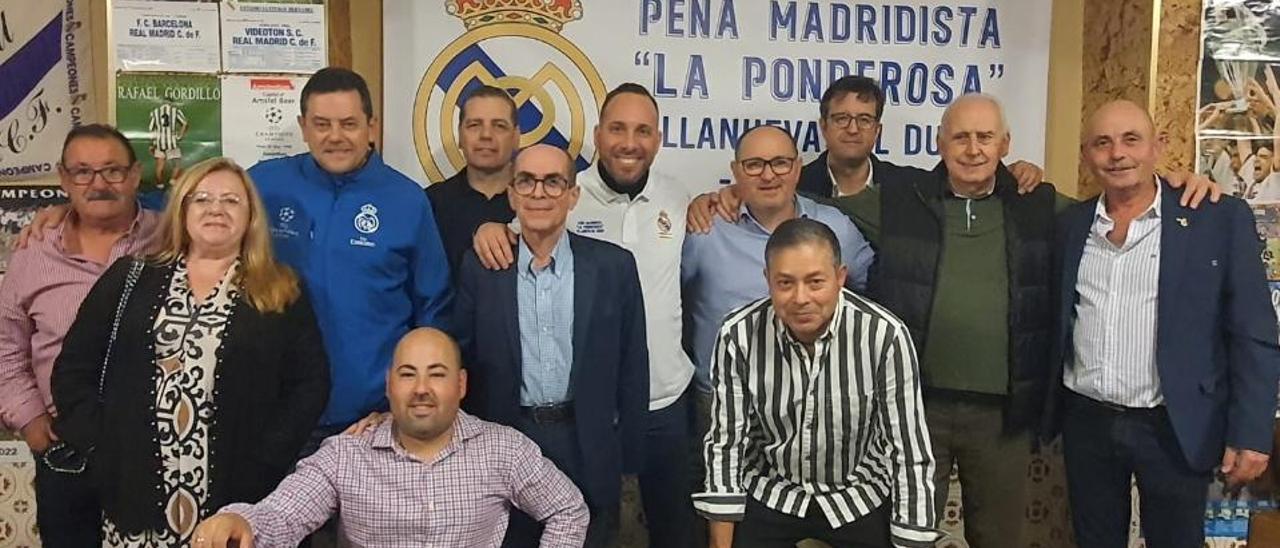 Tomás Roncero y resto de invitados con los directivos de la Peña Madridista La Ponderosa.