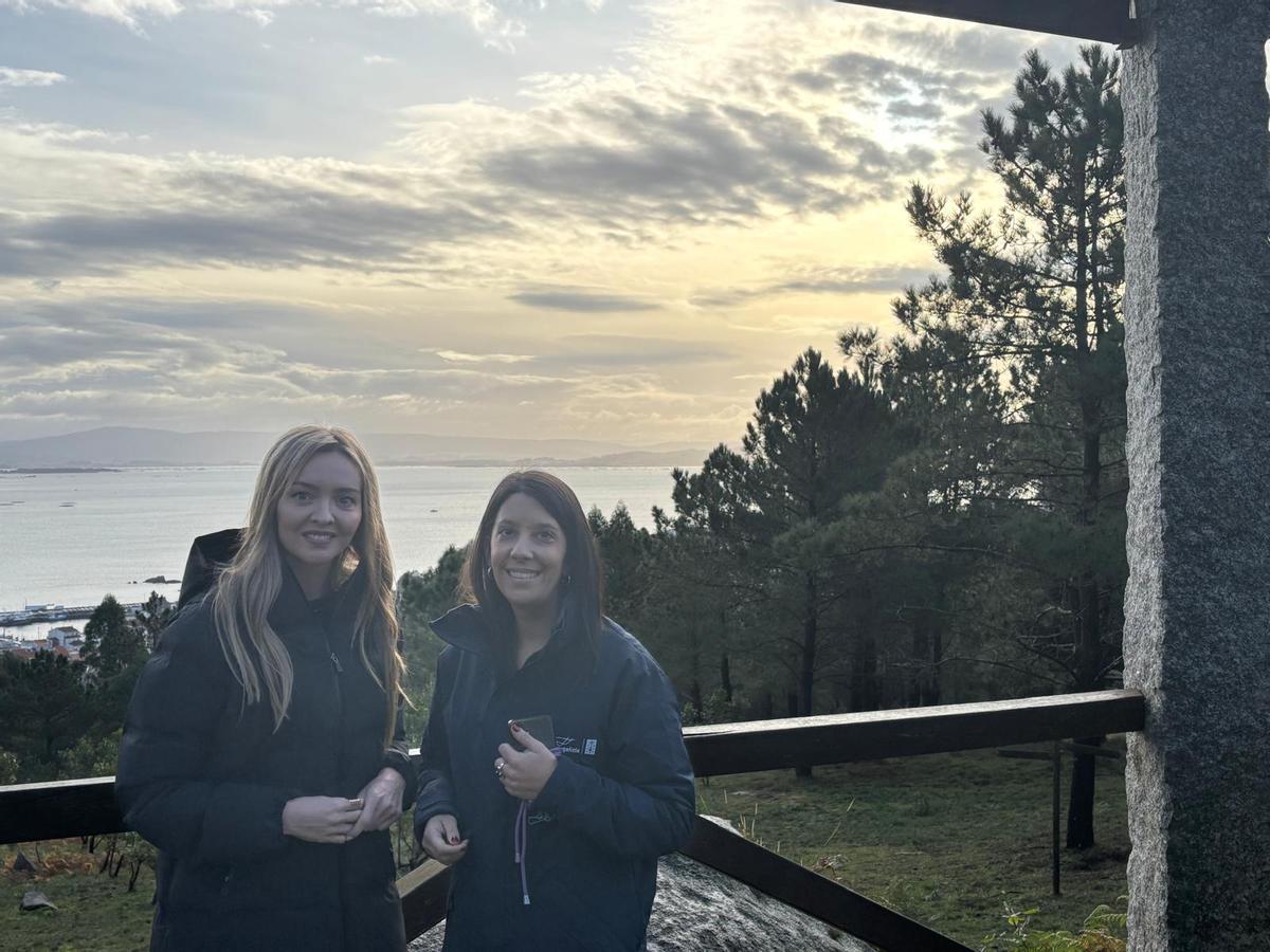 Fabiola García, esquerda, e María Sampedro, no terreo de Cruxeiras no que se construirá a nova residencia.