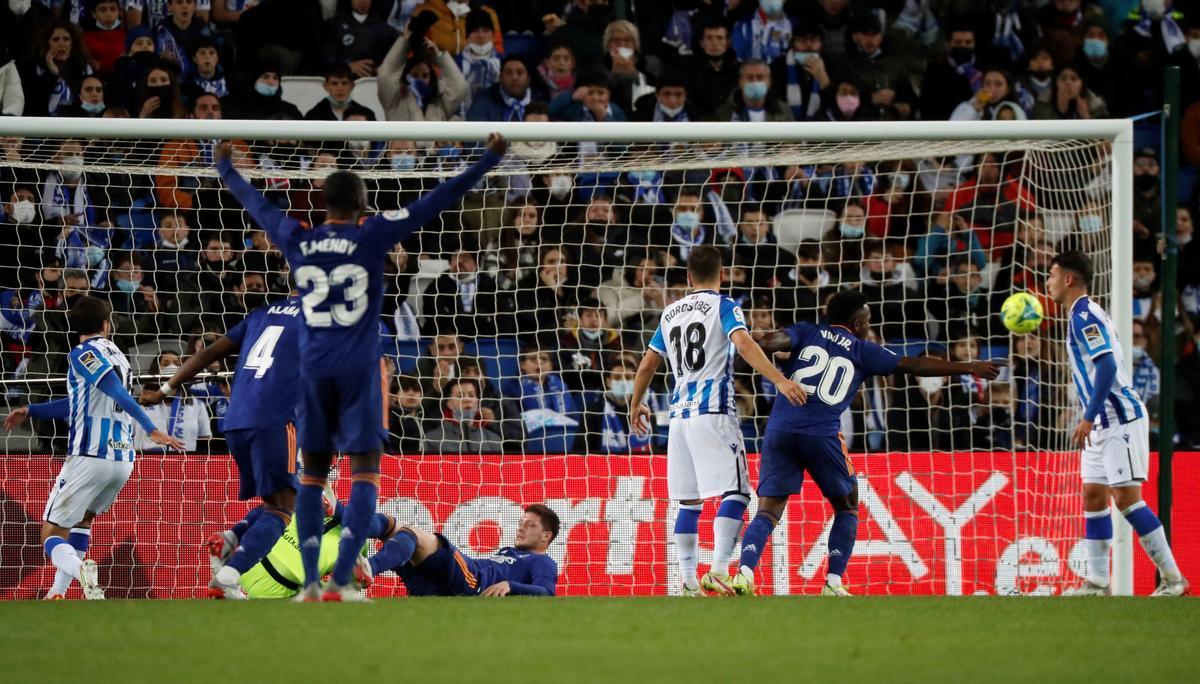 El delantero del Real Madrid, Luka Jovic, marca el segundo gol ante la Real Sociedad durante el partido de La Liga disputado entre ambos equipos este sábado.