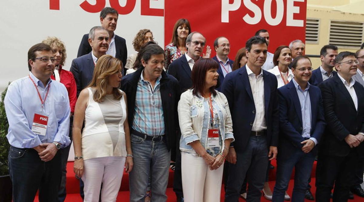Pedro Sánchez amb Guillermo Fernández Vara, Susana Díaz, Javier Fernández, la presidenta del PSOE, Micaela Navarro, César Luena i Ximo Puig, a la foto de família, abans de començar la reunió del comitè federal del partit.
