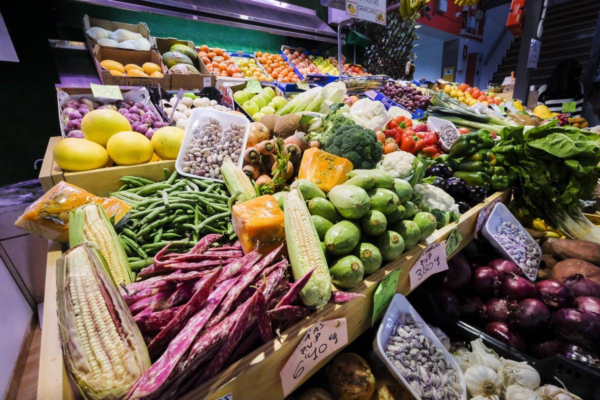 Las frutas y verduras del puesto.