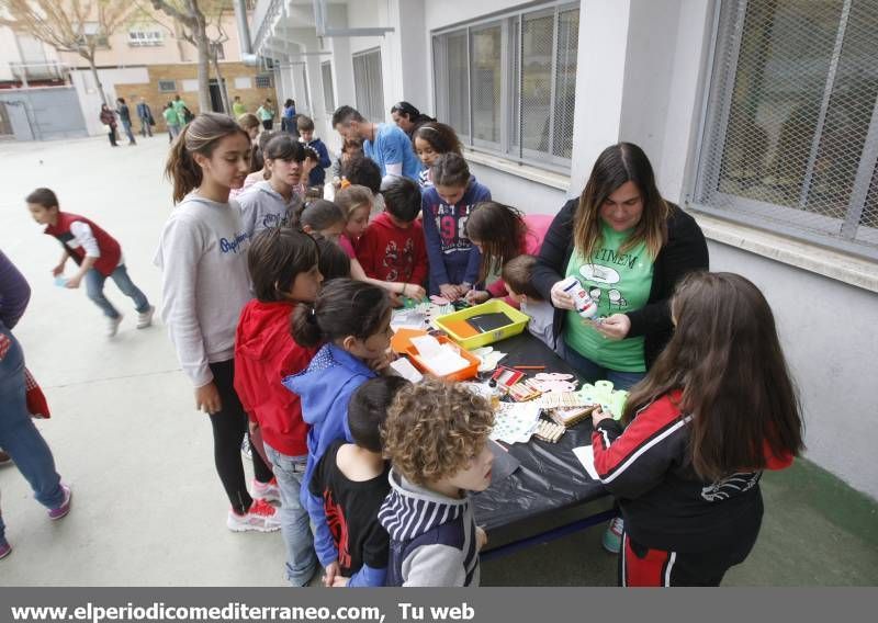 GALERÍA DE FOTOS - Encierros en protesta por supresión de líneas en valenciano