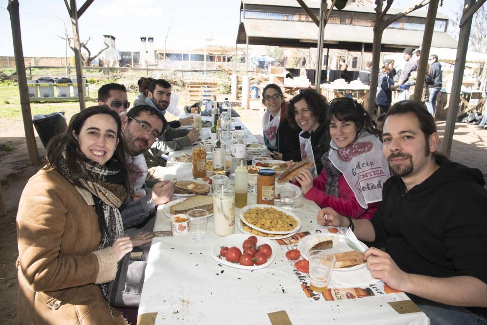 Famílies vingudes d''arreu de la Catalunya central i també de fora comparteixen àpat amb Manresa amb productes de la terra