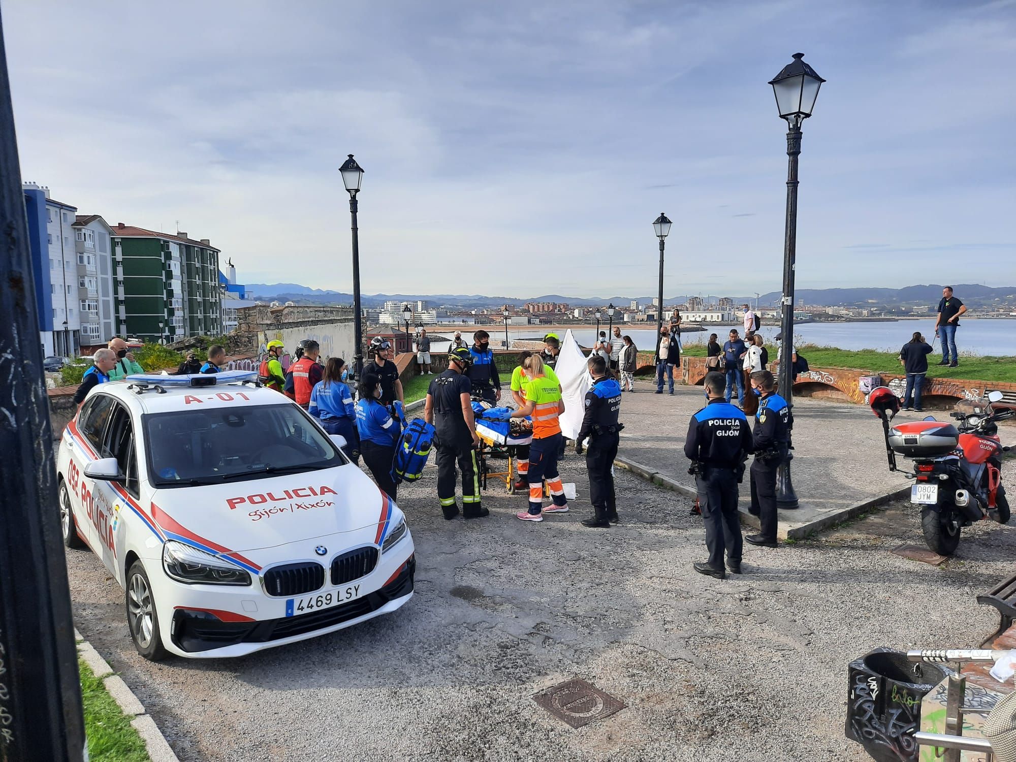 Rescatan con vida a una menor de 13 años que se precipitó desde el Cerro en Gijón