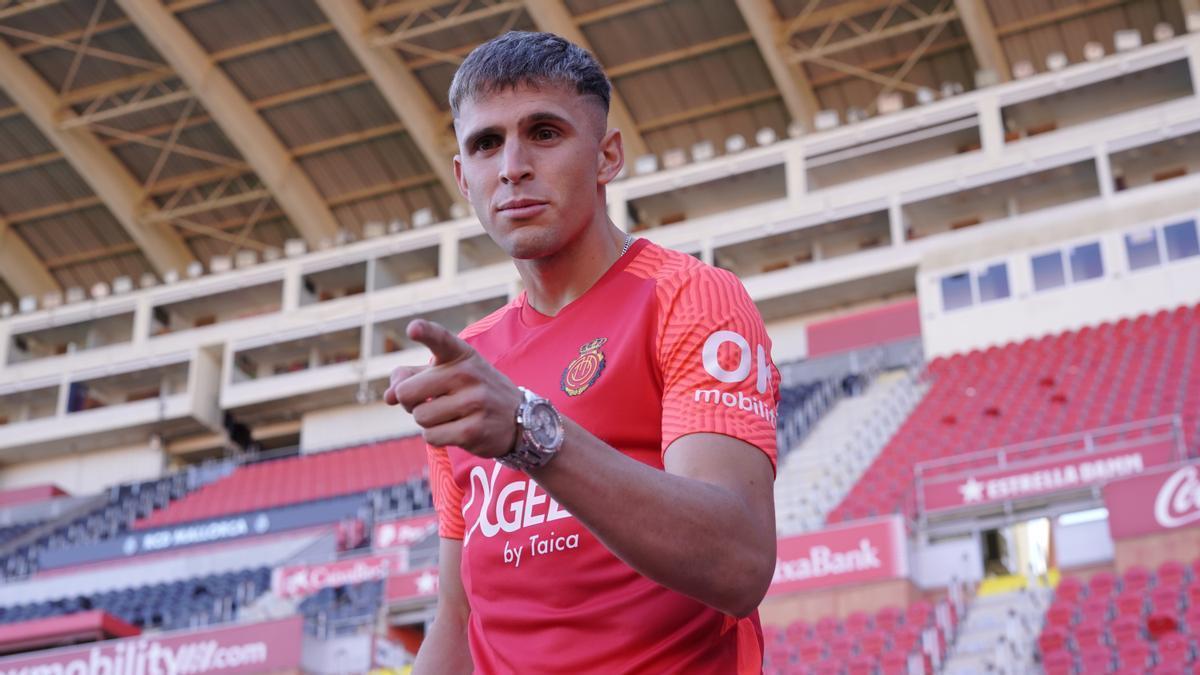 Giovanni González posa con la camiseta del Mallorca, ayer en su presentación en el Visit Mallorca Estadi.