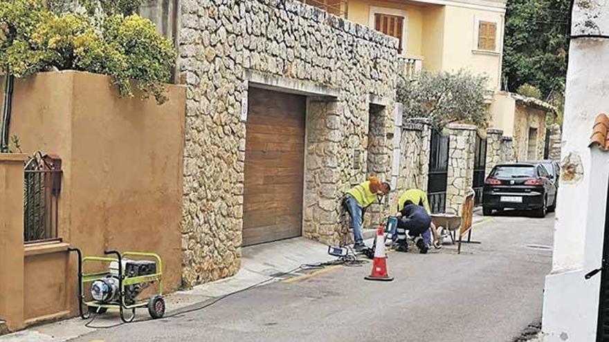 Operarios realizan pruebas en la calle Pontarró de Alaró.