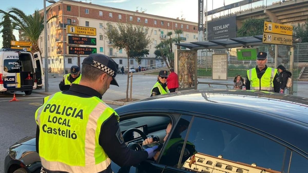 La Policía Local de Castelló comienza la campaña de control de alcohol y drogas para garantizar la seguridad vial en Navidad.