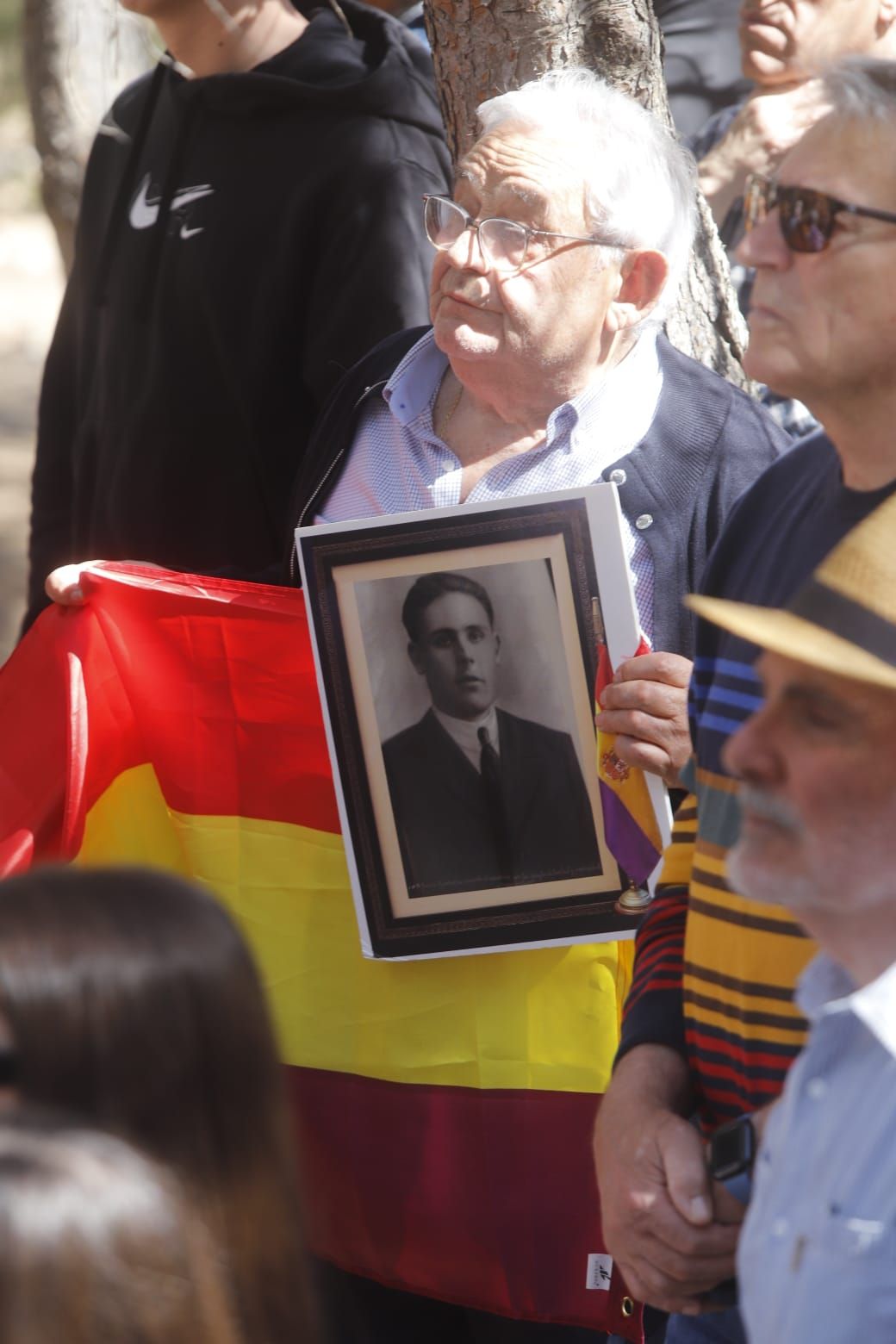 Celebración del 14 de abril en el paredón de España en Paterna