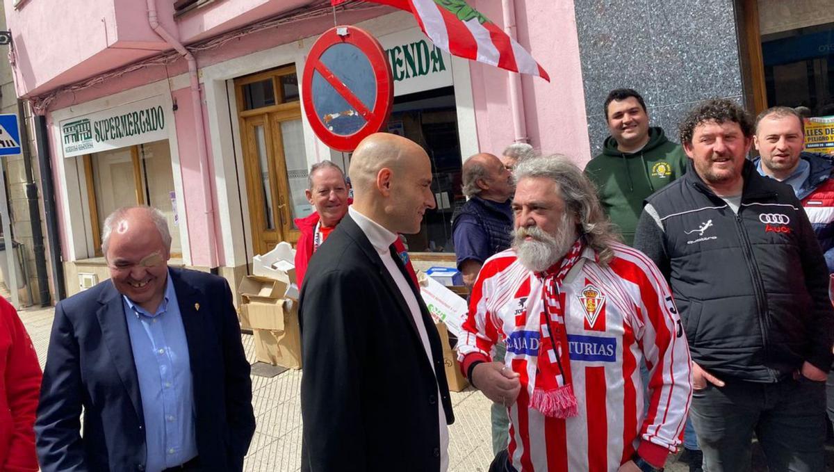 A la izquierda, David Guerra conversa con un aficionado. A la derecha, el presidente ejecutivo, junto a José Antonio Méndez. | A. M.