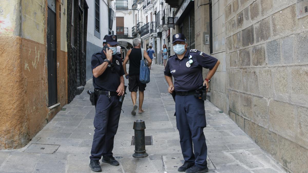 Agentes de la policía local en el entorno de la Plaza Mayor de Cáceres.