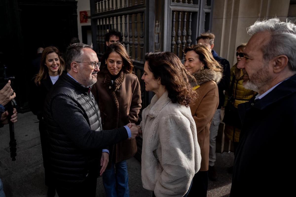 En imágenes | Primer gran acto del PP en Zaragoza para las elecciones del 8F y visita de Azcón y Ayuso a la Basílica del Pilar