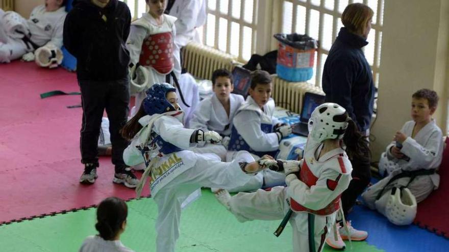 Una de las pruebas durante el entrenamiento con clubes gallegos en el pabellón Mace Sport.// G. Santos