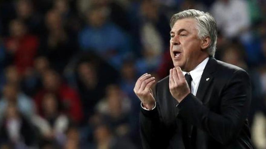 Carlo Ancelotti da instrucciones durante el partidoo.