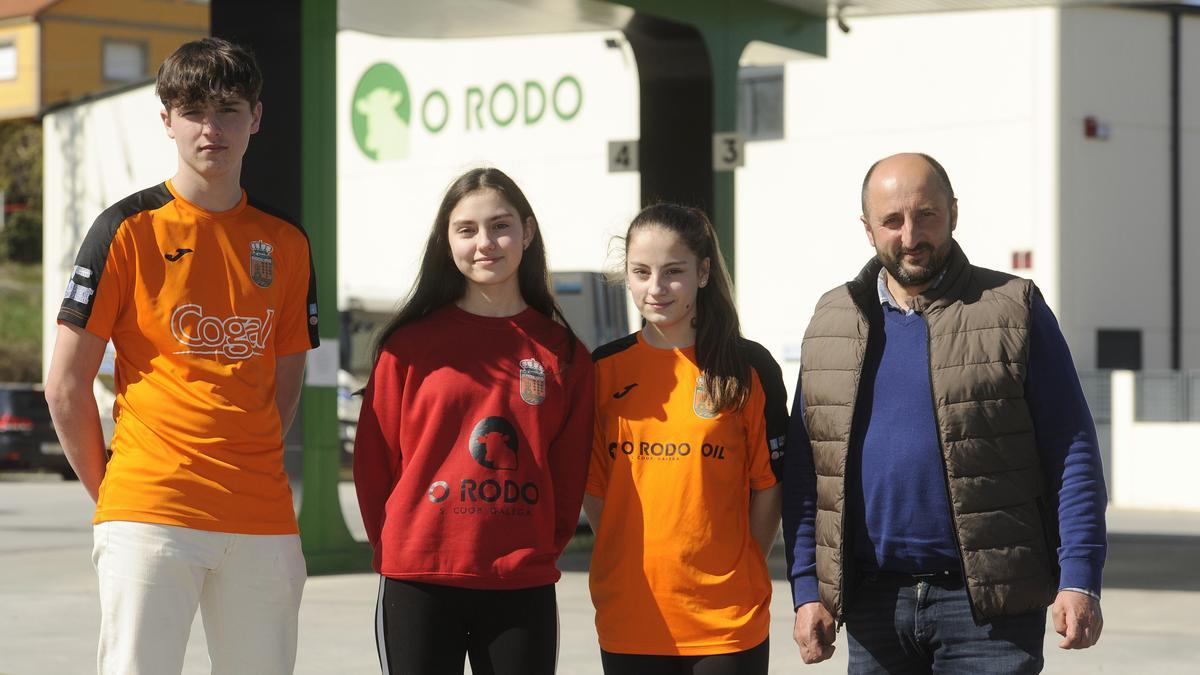 José Luis Camiñas, en abril, en la sede O Rod junto a jugadores del Balonmán Rodeiro seleccionados para el Nacional.