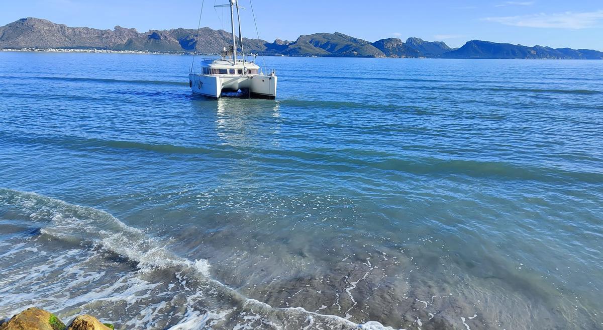 Un catamarán varado en la costa ubicada frente al hotel Club Pollentia.