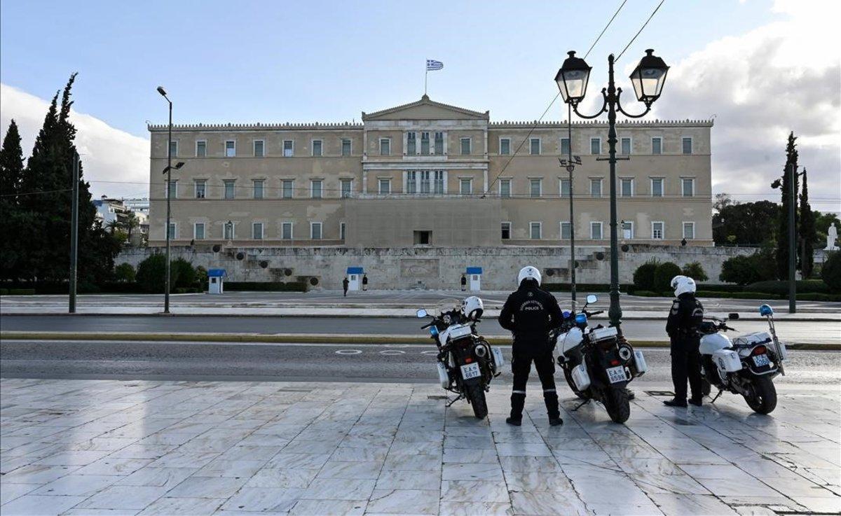 Agentes de policía frente al Parlamento griego, en una plaza de Syntagma vacía.