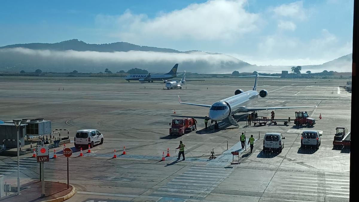 La niebla ha impedido durante horas el normal funcionamiento del aeropuerto.