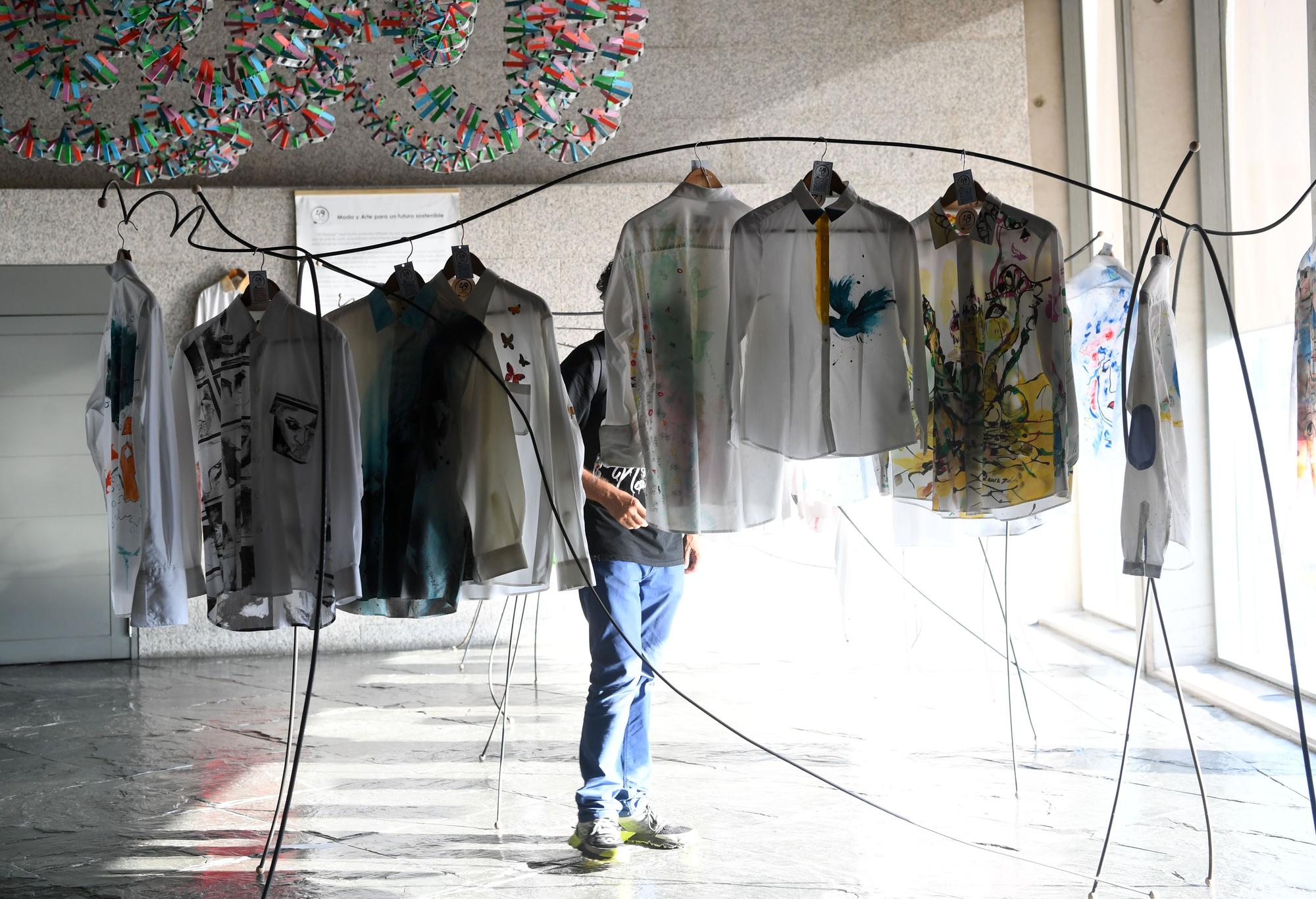 Vestirse con arte para combatir el cáncer desde A Coruña