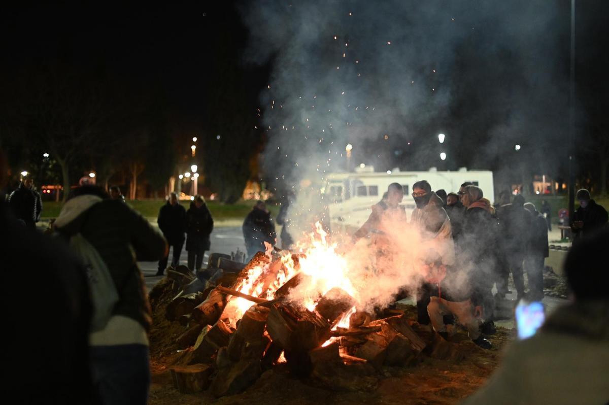 En imágenes | Los barrios de Casablanca y San Juan de Mozarrifar prenden sus hogueras de San Antón