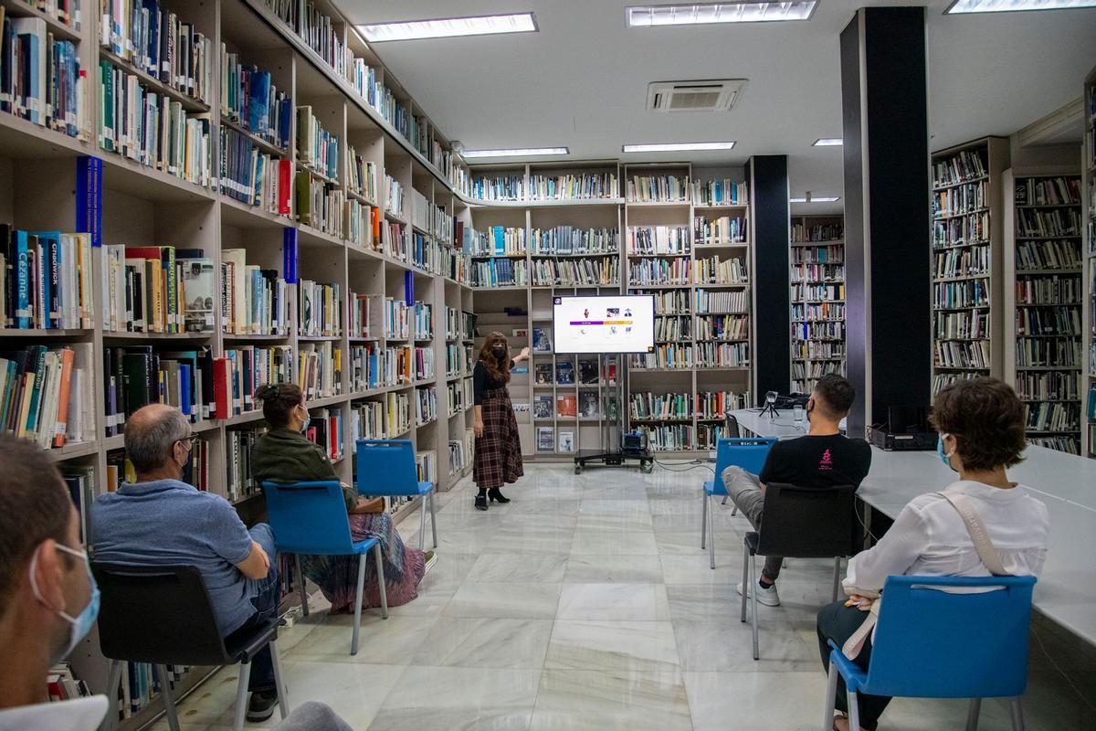 Lidia Esther Díaz durante una charla en la biblioteca del CAAM.