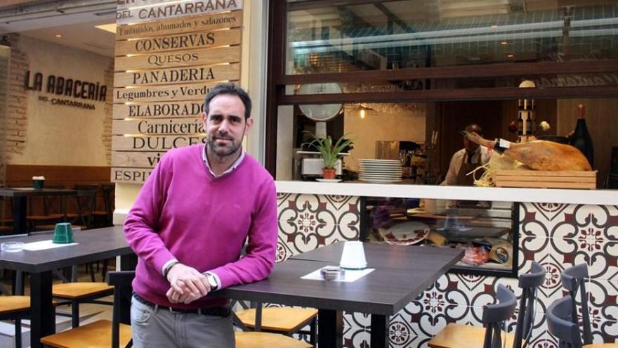 El hostelero Javier Frutos en la puerta de la Abacería del Cantarrana.