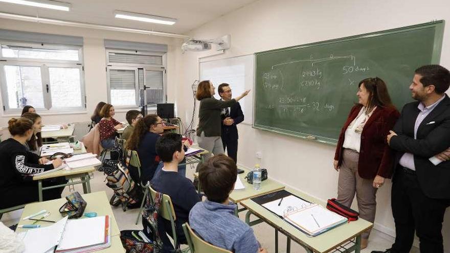 El consejero Genaro Alonso, en una de las aulas renovadas del IES El Piles.