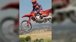 Márquez  retrasa sus vacaciones para machacarse con la Ducati Desmo450 de motocrós