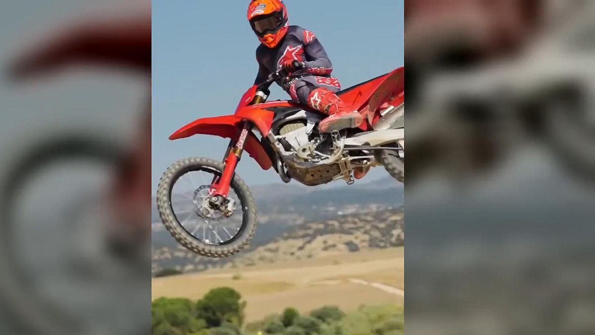 Marc Márquez comienza sus vacaciones machacándose con una nueva moto de motocross regalada Ducati