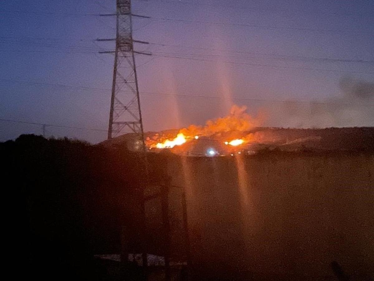 Incendio forestal declarado en la Sierra del Arca en San Roque (Cádiz)