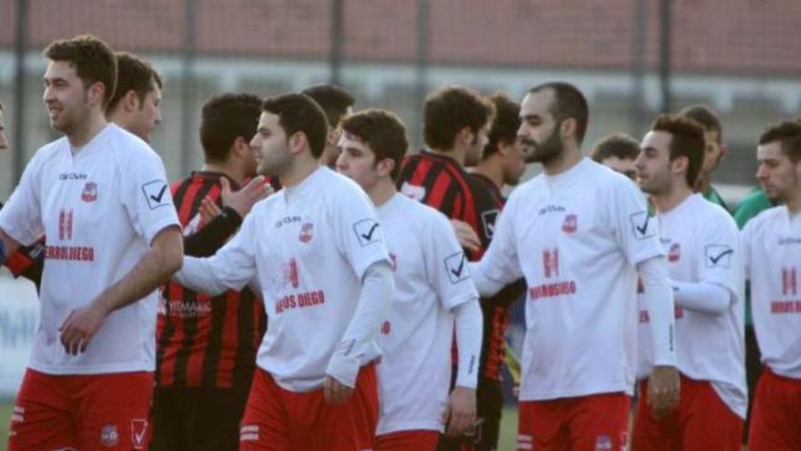 Jugadores de Lalín y Estradense se saludan antes del último derbi jugado en el Cortizo. // Bernabé