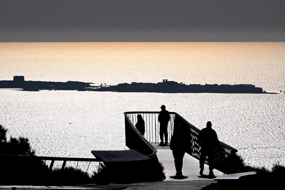 Vistas de la isla de Tabarca desde el faro de Santa Pola.