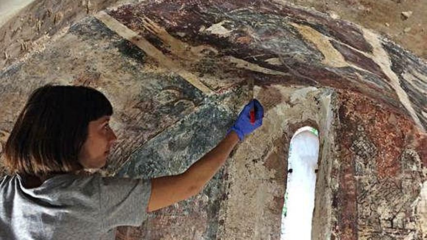 Les pluges intenses provoquen danys  al mural gòtic de Sant Vicenç de Rus