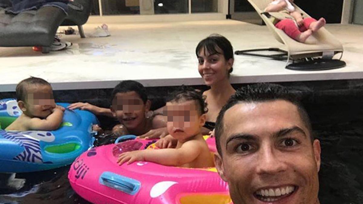 Cristiano Ronaldo en la piscina de su casa con toda la familia