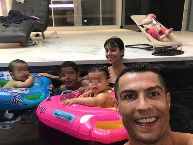 Cristiano Ronaldo en la piscina de su casa con toda la familia