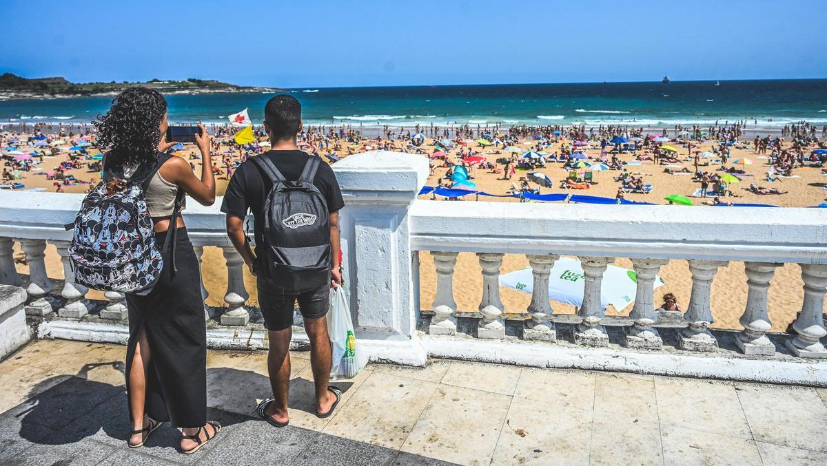 Archivo - Turistas haciendo fotos en la Primera playa de El Sardinero, a 10 de agosto de 2025, en Santander, Cantabria (España).