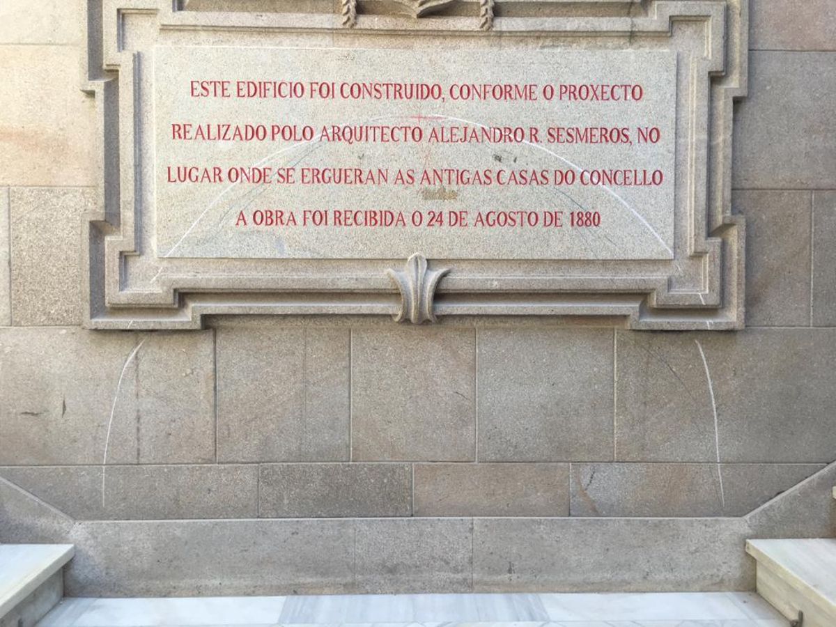 Detalle del lugar pintado en la piedra sobre el que se situaba el arco de la antigua escalera frente a la situación de la actual.