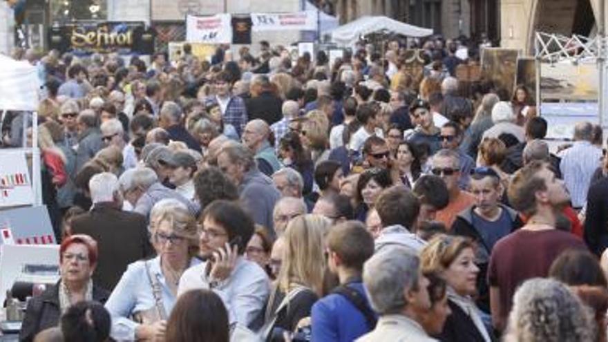 El bon temps omple els carrers de Girona per Tots Sants