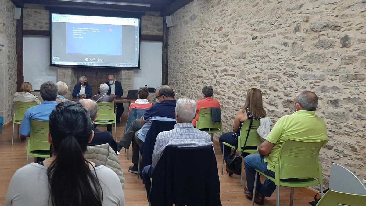 Primera clase de la UNED Senior en Puebla de Sanabria.